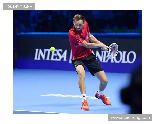 网球巨星梅德韦杰夫力克德约科维奇，夺得ATP年终总决赛冠军