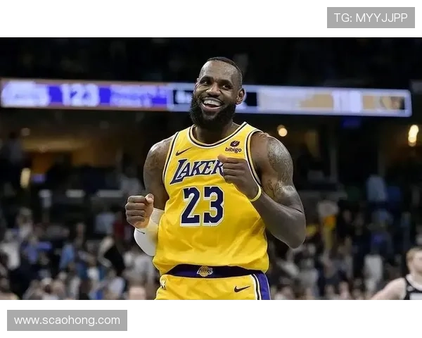 詹姆斯带领湖人迎战勇士季前赛 强势表现令人期待新赛季表现